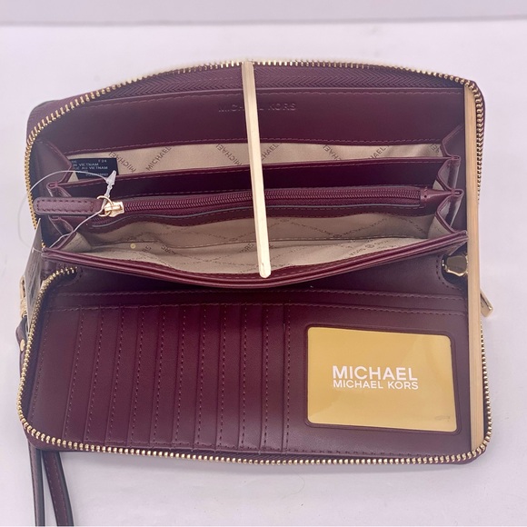 Michael Kors Jet Set Travel Large Signature
Logo and Metallic Continental Wallet - Picture 5 of 11